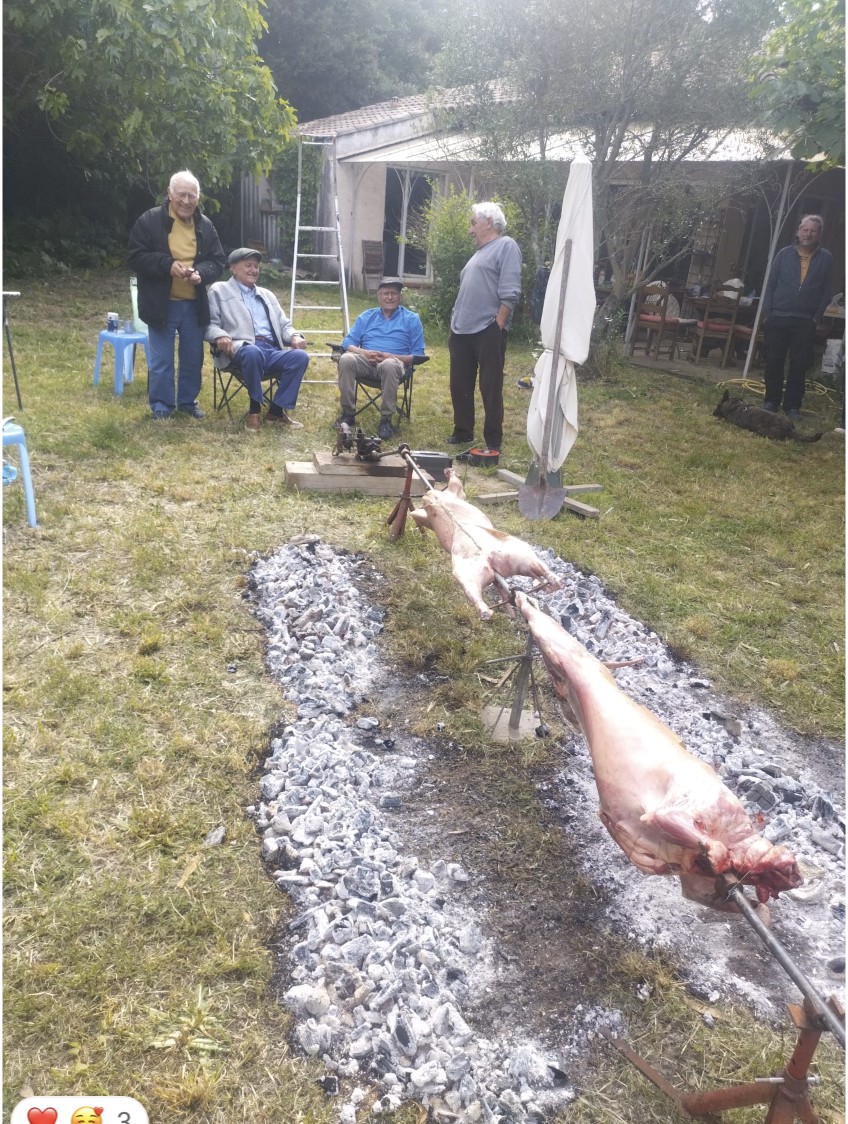Le méchoui à la broche au-dessus des braises, chez Sergueï, 15 mai 2026.