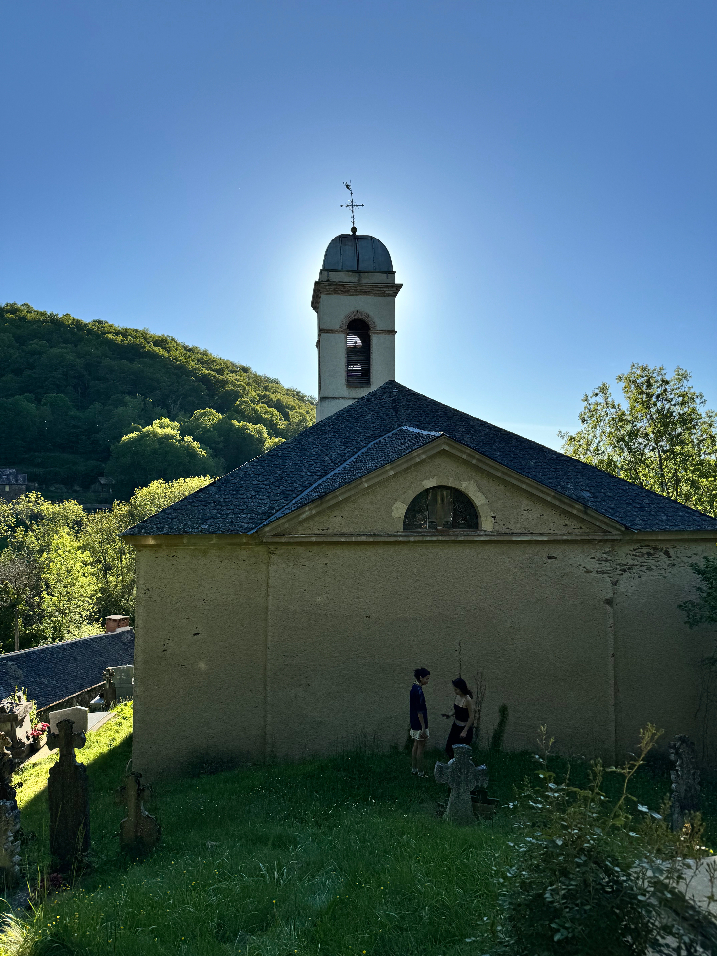 Clocher et chevet de l'église Notre-Dame de Bonneval au-dessus du cimetière