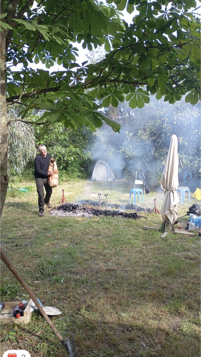 Allumage du foyer sous les arbres, tôt le matin.