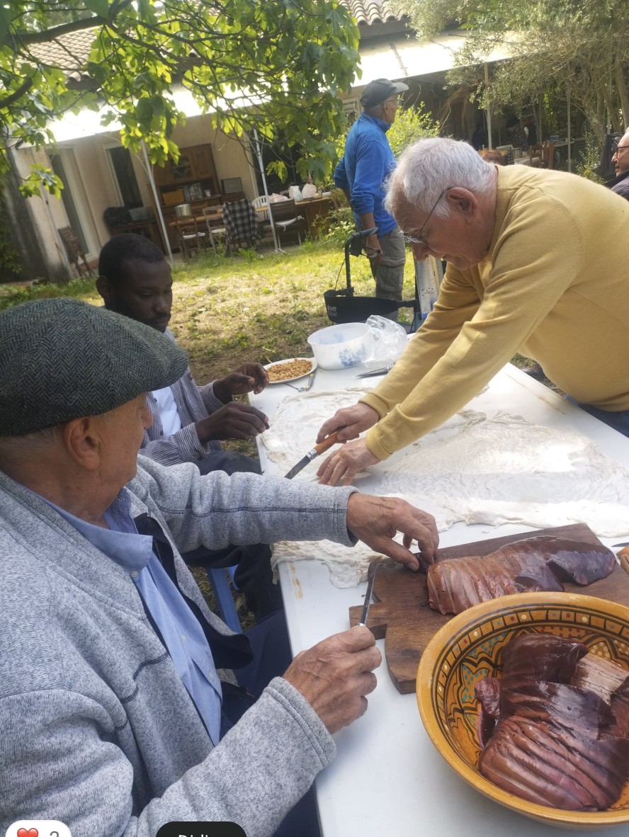 Façonnage du foie et de la voilette pour les melfoufs, sur une grande table.