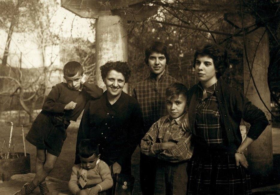 Simone Pradel, fille de Louis II, avec ses enfants.