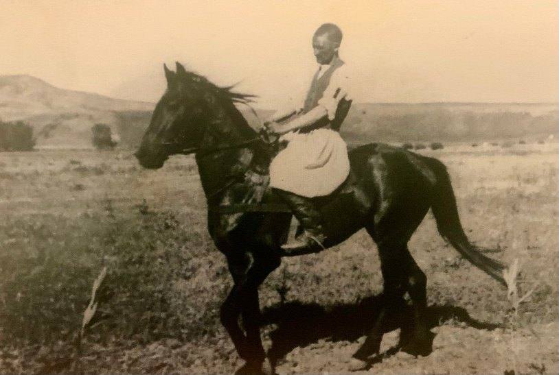Un enfant à cheval.