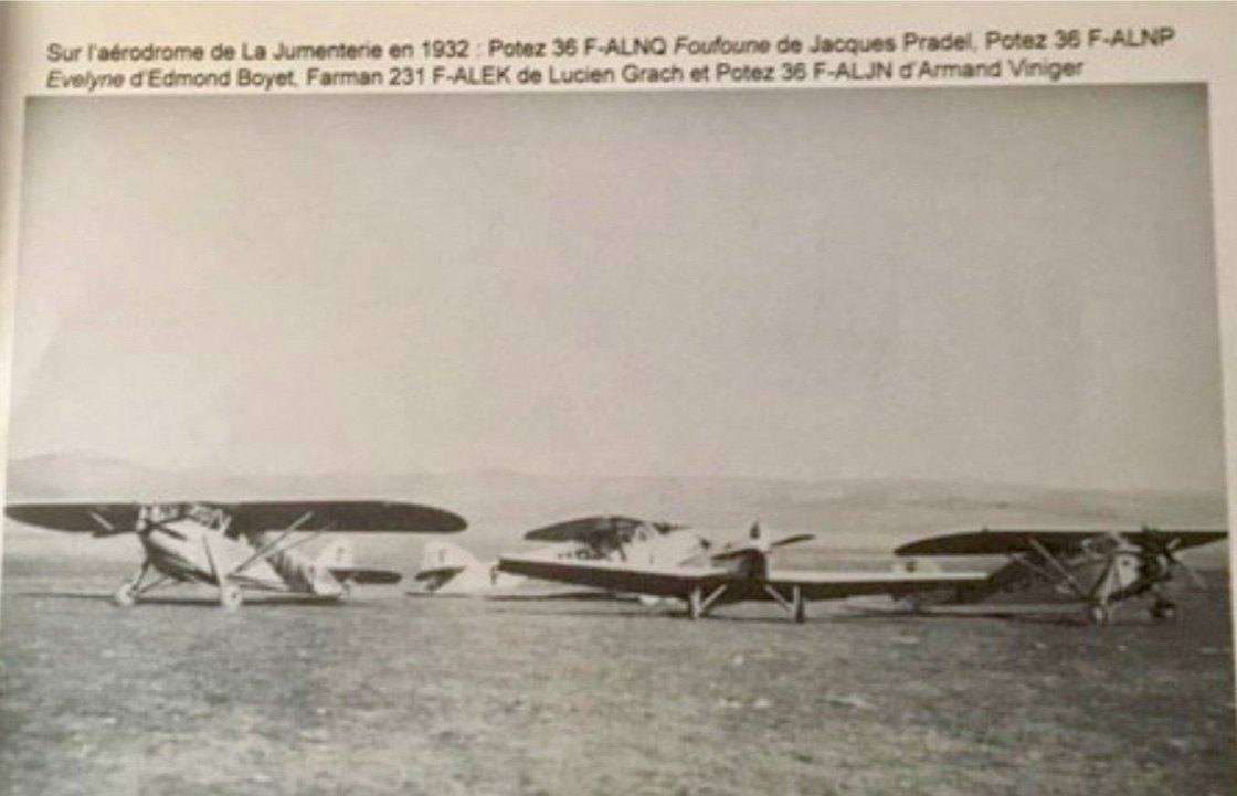Sur l&rsquo;aérodrome de La Jumenterie en 1932 : le Potez 36 F-ALNQ « Foufoune » de Jacques Pradel, et trois autres appareils.
